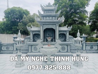 Lăng thờ 3 mái, tam quan (3 cung thờ) bằng đá xanh rêu, kích thước lớn rất bề thế và trang trọng.