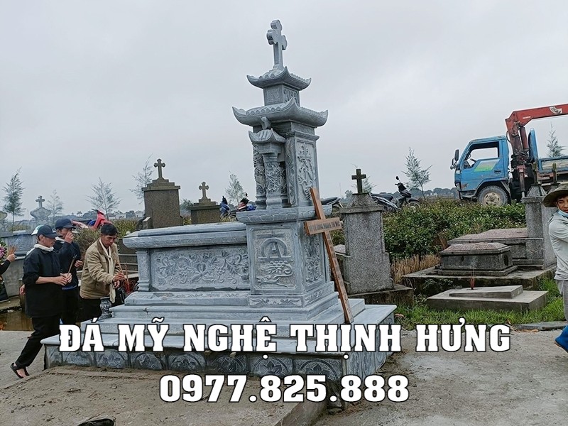 Mộ đá xanh công giáo.jpg Mộ đá xanh công giáo.jpg