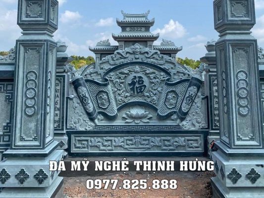 Mẫu Bình phong đá (Cuốn thư đá) xanh rêu Ngũ phúc lâm môn tại khu Lăng Mộ đá gia đình.