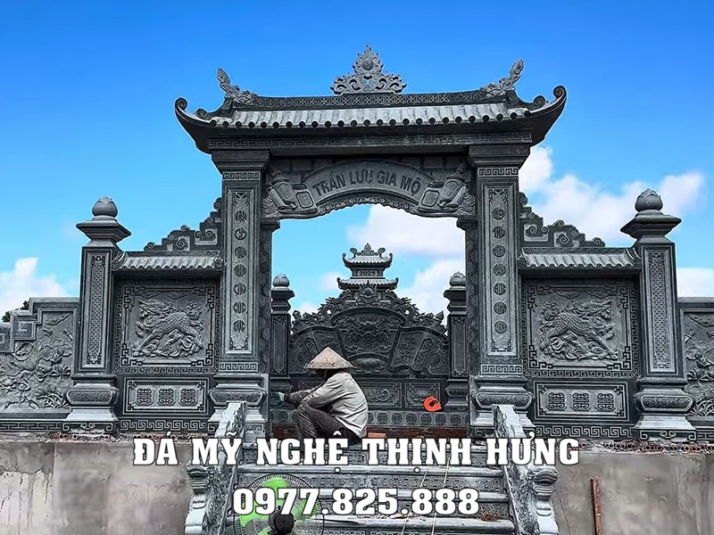Mẫu Cổng đá 1 mái đẹp, bề thế, hoa văn sắc nét, đẳng cấp tại khu Lăng Mộ đá gia đình 16 Bo-cong-1-mai-bang-da-xanh-reu-dep.jpg