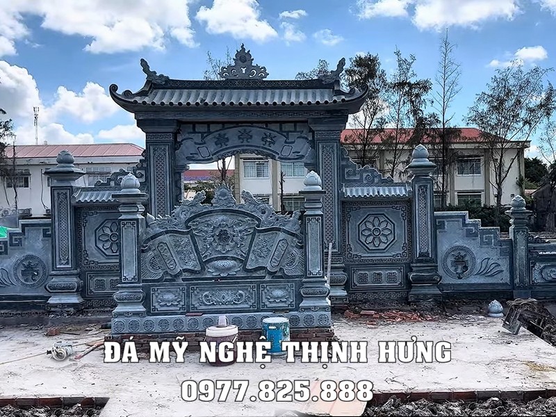 Mẫu Cổng đá 1 mái đẹp, bề thế, hoa văn sắc nét, đẳng cấp tại khu Lăng Mộ đá gia đình 17 Buc-Binh-phong-da-va-Cong-da-1-mai-phia-trong.jpg