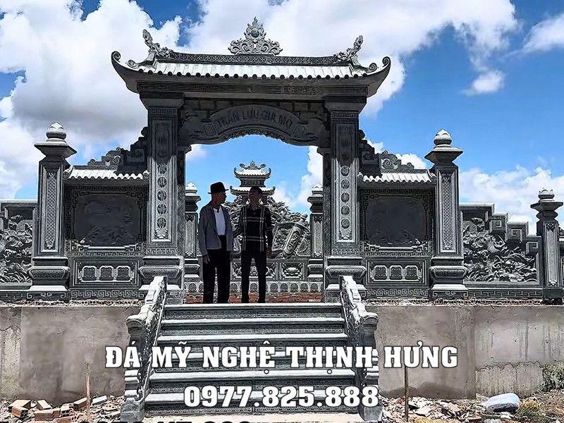 Mẫu Cổng đá 1 mái đẹp, bề thế, hoa văn sắc nét, đẳng cấp tại khu Lăng Mộ đá gia đình 18 Cong-da-1-mai-vao-lang-mo-rat-be-the-uy-nghi-dang-cap.jpg