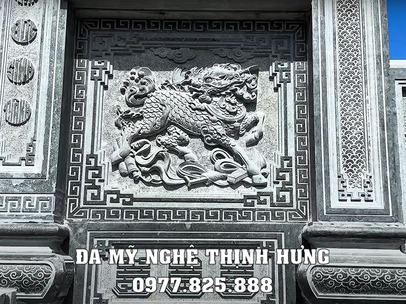 Mẫu Cổng đá 1 mái đẹp, bề thế, hoa văn sắc nét, đẳng cấp tại khu Lăng Mộ đá gia đình 19 Hoa-van-sac-net-kenh-bong-rat-ti-mi-va-tinh-te.jpg